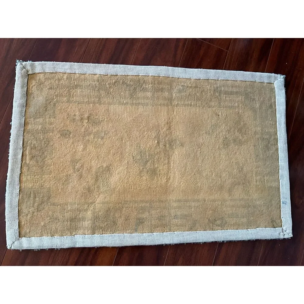 Beautiful vintage floral hook rug 18 1/2